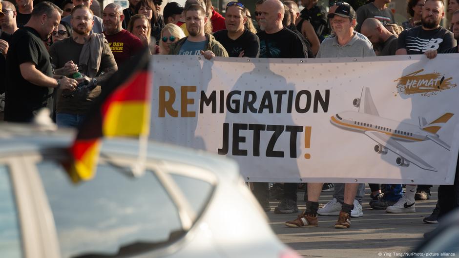 Kogo deportować? AfD spiera się o kontrowersyjny termin „reemigracja”