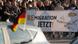 Grupa osób niesie transparent z prawicowym hasłem "Reemigracja natychmiast!" Grupa osób niesie transparent z prawicowym hasłem "Reemigracja natychmiast!"