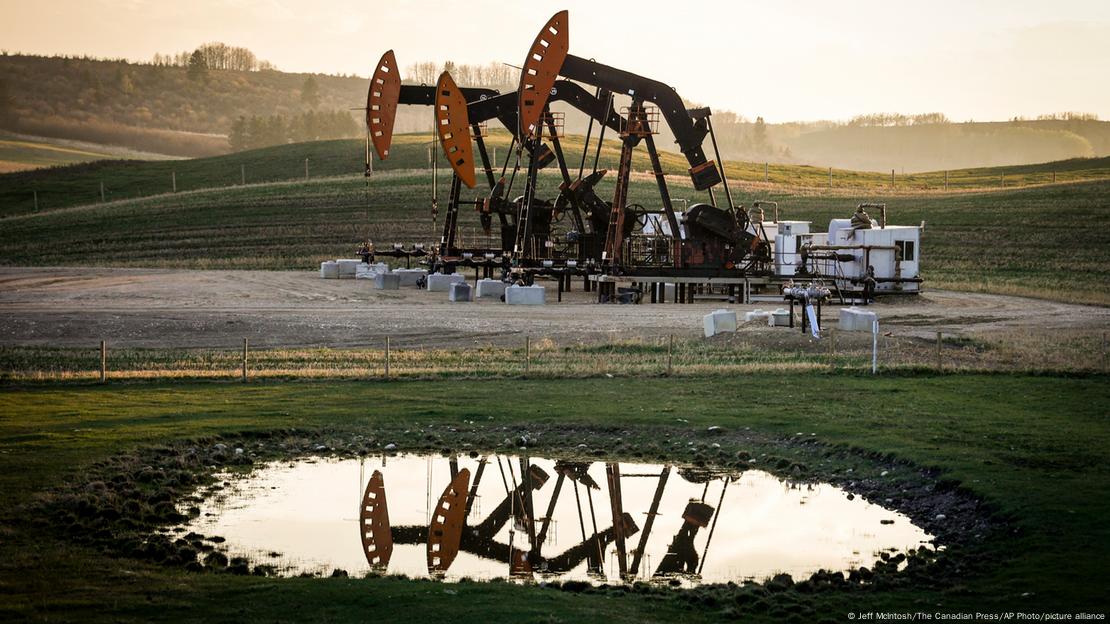 Campo de extração de petróleo em Calgary, Canadá