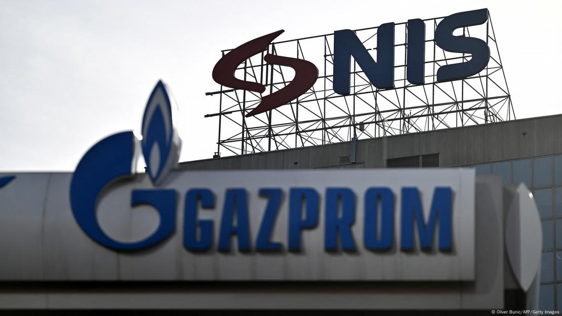 Logoja e kompanisë serbe të hidrokarbureve NIS dhe kompanisë partnere ruse Gazprom 