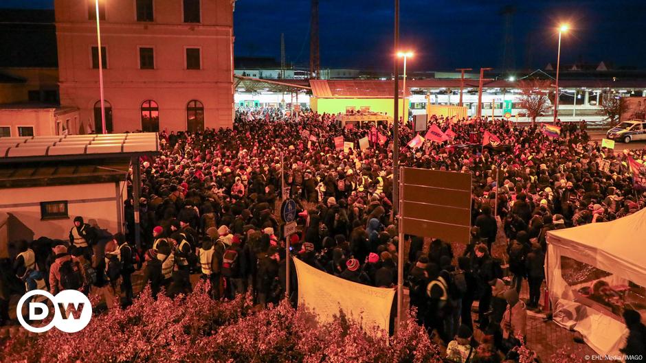 manifestantes retrasan inicio del congreso de AfD – DW – 01/11/2025