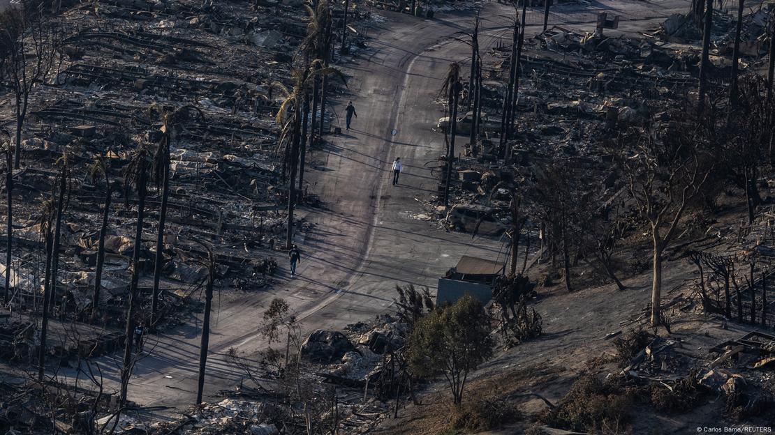 Vista aérea da destruição gerada pelo incêndio em Palisades