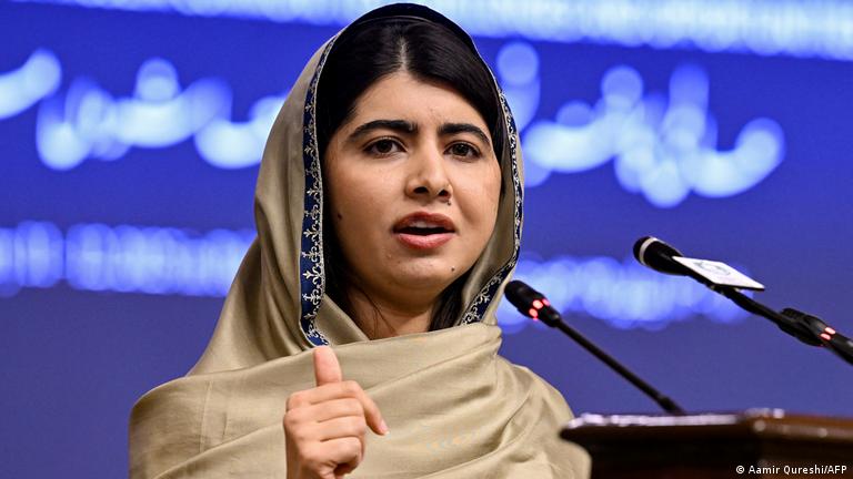 Malala Yusufzay kız çocuklarının eğitimi konusunda kürsüden bir konuşma yapıyor