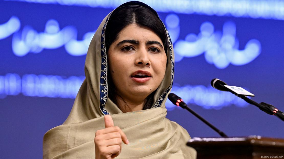 Malala Yusufzay kız çocuklarının eğitimi konusunda kürsüden bir konuşma yapıyor
