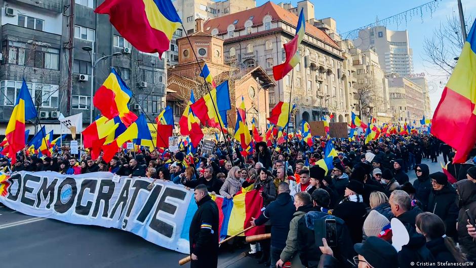 Румыны протестуют против отмены итогов выборов президента – DW – 12.01.2025