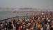 Antes de la salida del sol, la multitud de fieles se adentró para lavar sus pecados en las frías aguas donde supuestamente confluyen los ríos sagrados Ganges y Yamuna con el mítico río Sarasvati, que aparece en las antiguas escrituras. (13.01.2025) Antes de la salida del sol, la multitud de fieles se adentró para lavar sus pecados en las frías aguas donde supuestamente confluyen los ríos sagrados Ganges y Yamuna con el mítico río Sarasvati, que aparece en las antiguas escrituras. (13.01.2025)