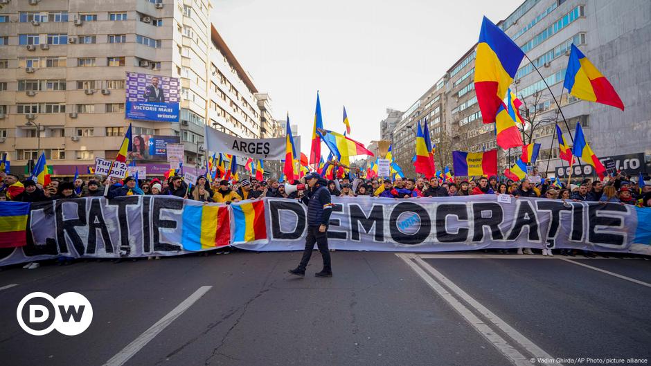 Romanians protest cancellation of presidential race – DW – 01/12/2025