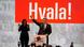Ein Mann (Zoran Milanovic) reckt die Faust in die Höhe. Neben ihm steht seine Frau, die applaudiert. Hinter den beiden hängt ein Schild mit dem Wort Hvala (Danke) auf rotem Untergrund Ein Mann (Zoran Milanovic) reckt die Faust in die Höhe. Neben ihm steht seine Frau, die applaudiert. Hinter den beiden hängt ein Schild mit dem Wort Hvala (Danke) auf rotem Untergrund