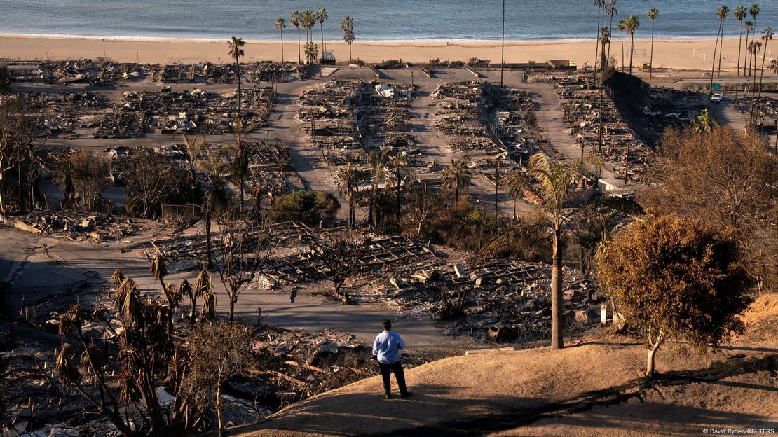 Vista parcial de la feroz destrucción causada por los incendios en el área residencial de Pacific Palisades. (12.01.2025)