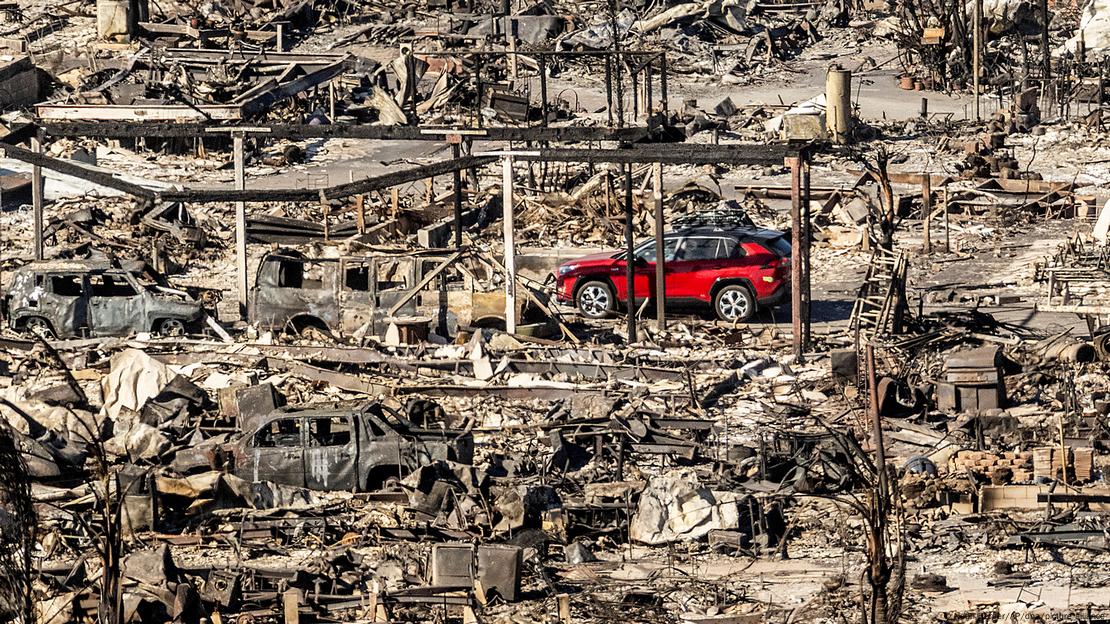 Automóvel em meio a várias casas queimadas durante incêndio em Los Angeles em 2025 Automóvel em meio a várias casas queimadas durante incêndio em Los Angeles em 2025