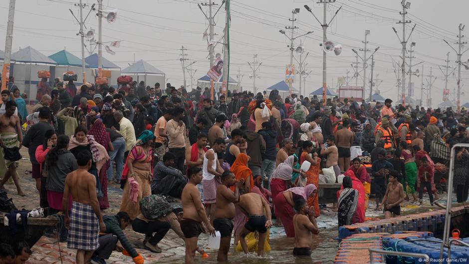 Several injured in stampede at India's Kumbh Mela festival – DW – 01/29/2025