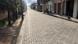 Rua com pavimento de piso intertravado, com blocos de concreto Rua com pavimento de piso intertravado, com blocos de concreto