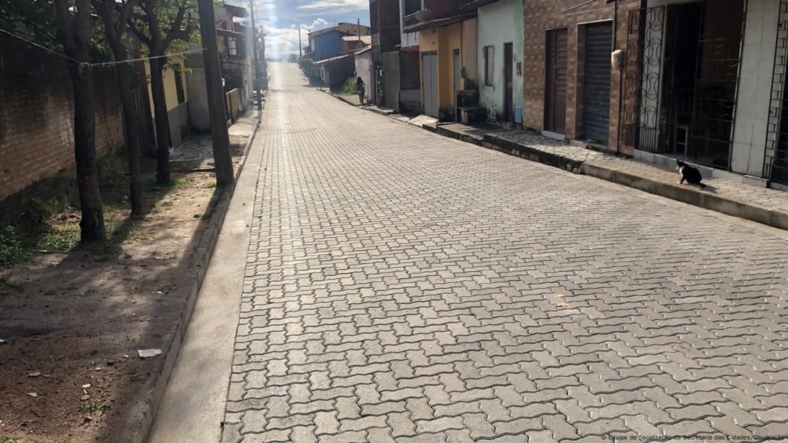 Rua com paralelepípedos de concreto em Fortaleza, no Ceará