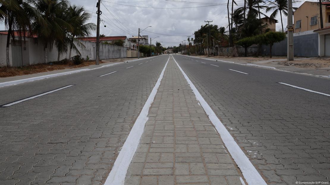 Rua com piso de blocos de concreto