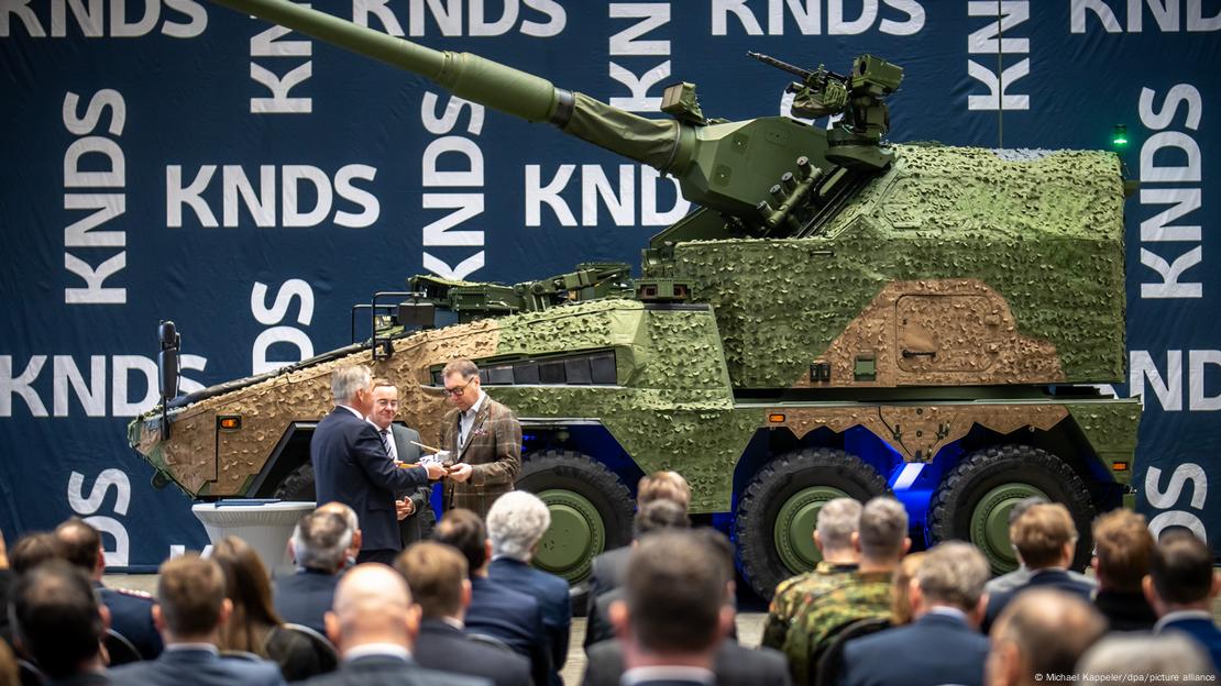 Ambasadori i Ukrainës në Gjermani, Oleksii Makeiev pranoi simbolikisht obusin