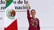 Claudia Sheinbaum saluda desde el escenario con la bandera mexicana a su lado. Claudia Sheinbaum saluda desde el escenario con la bandera mexicana a su lado.