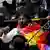 Simpatizante de Evo Morales blande la wiphala (bandera colorida a cuadros de los pueblos indígenas) en una marcha. (13.01.2025)