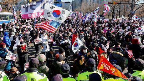 Anhängerinnen und Anhänger des suspendierten Präsidenten Yoon Suk Yeol protestieren gegen seine Verhaftung.