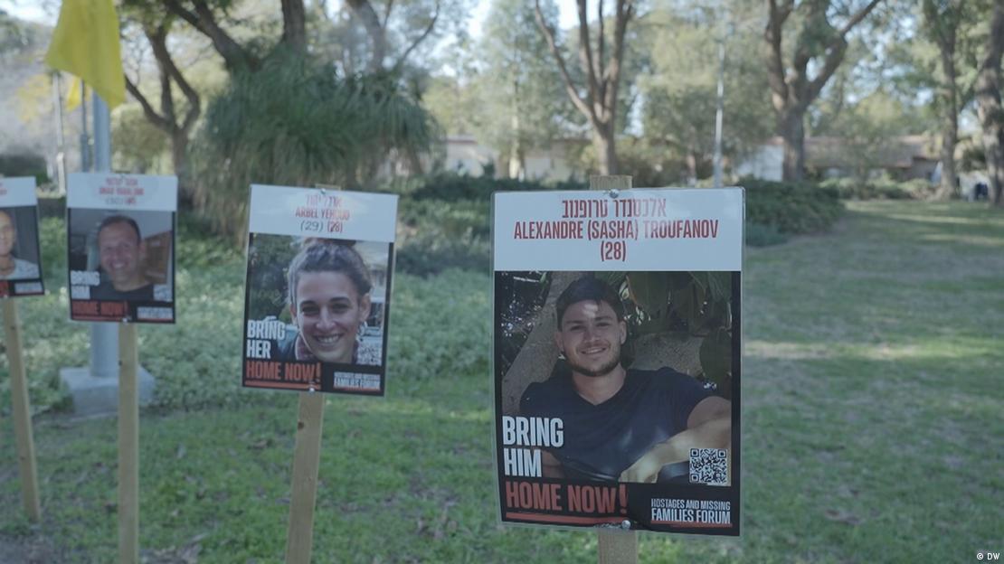 Cartazes em Israel pedem o retorno de reféns mantidos pelo Hamas em Gaza Cartazes em Israel pedem o retorno de reféns mantidos pelo Hamas em Gaza