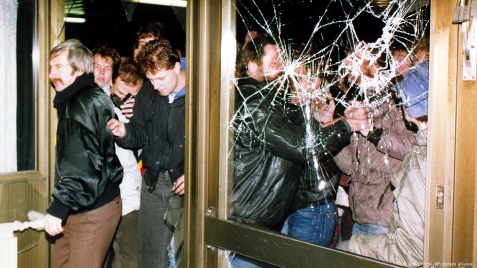 Demonstranti razvaljuju Ministarstvo bezbednosti u januaru 1990. godine