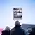 Erinnerungskultur, Demonstration gegen Rechts in Bünde/NRW, Teilnehmende von hinten fotografiert, eine der Personen hält ein Schild mit dem Schriftzug "Nie wieder ist jetzt"