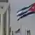 Embajada estadounidense en Cuba, y una bandera cubana ondeando en el viento.