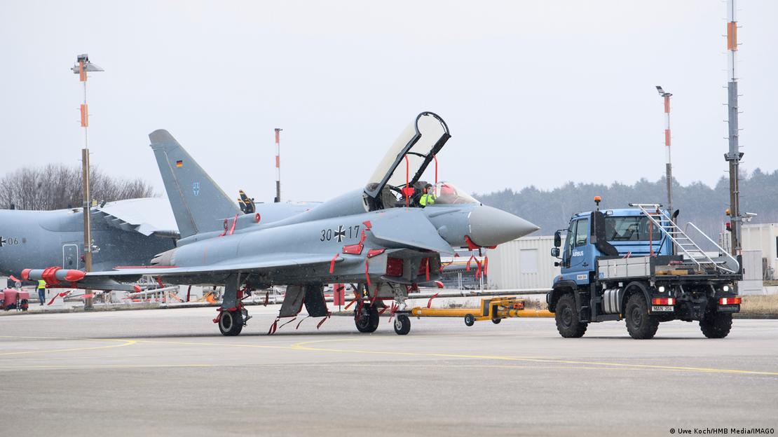 Test uçuşu için piste çekilen Eurofighter savaş uçağı Test uçuşu için piste çekilen Eurofighter savaş uçağı
