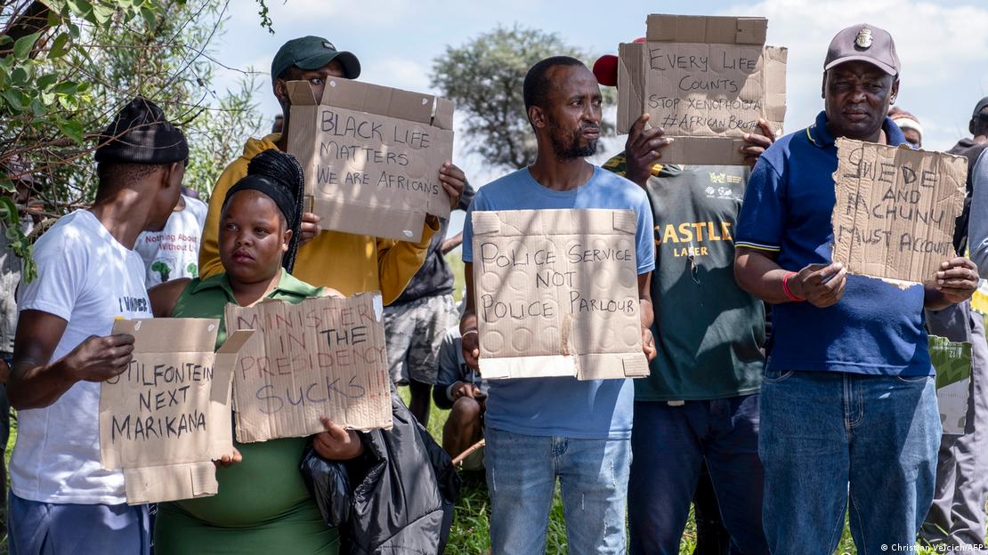 População segura cartazes contra polícia na África do Sul