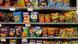 Estante de supermercado com diferentes marcas de batatas chips e outros alimenmtos ultraprocessados Estante de supermercado com diferentes marcas de batatas chips e outros alimenmtos ultraprocessados