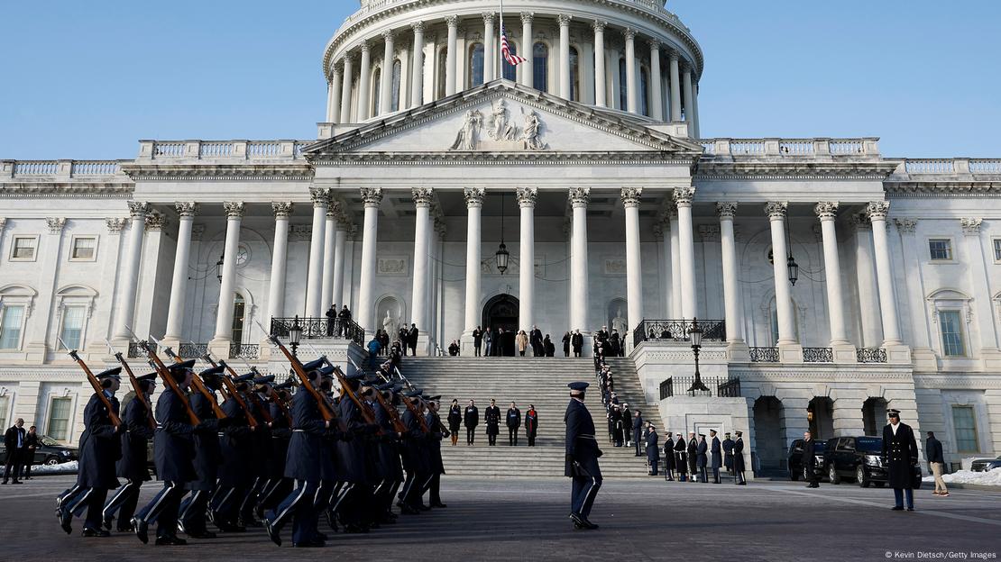 Soldados en uniforme de gala desfilan ante el Capitolio de Estados Unidos. Soldados en uniforme de gala desfilan ante el Capitolio de Estados Unidos.