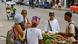 Jóvenes cubanos compran alimentos en una calle de La Habana. (Imagen de archivo: 14.01.2025) Jóvenes cubanos compran alimentos en una calle de La Habana. (Imagen de archivo: 14.01.2025)