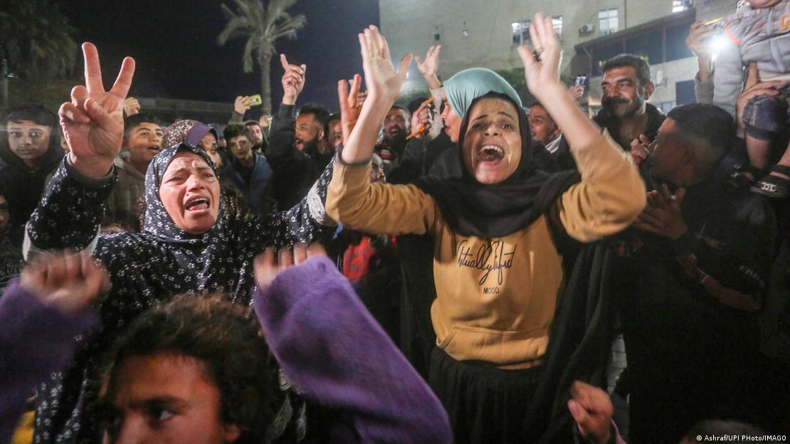 Palestinos celebram nas ruas acordo de cessar-fogo com Israel