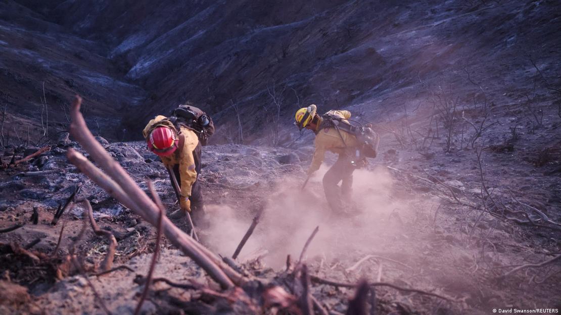 Bomberos trabajan para extinguir los puntos calientes de la zona quemada por el incendio de Palisades cerca de Mulholland Drive en Los Ángeles, California.