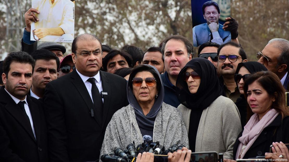 اس تصویر میں عمران خان کی بہن علیمہ خانم، 17 جنوری 2025 کو بدعنوانی کے مقدمے میں عمران خان کو 14 سال قید کی سزا سنائے جانے کے بعد راولپنڈی میں میڈیا سے گفتگو کر رہی ہیں اس تصویر میں عمران خان کی بہن علیمہ خانم، 17 جنوری 2025 کو بدعنوانی کے مقدمے میں عمران خان کو 14 سال قید کی سزا سنائے جانے کے بعد راولپنڈی میں میڈیا سے گفتگو کر رہی ہیں