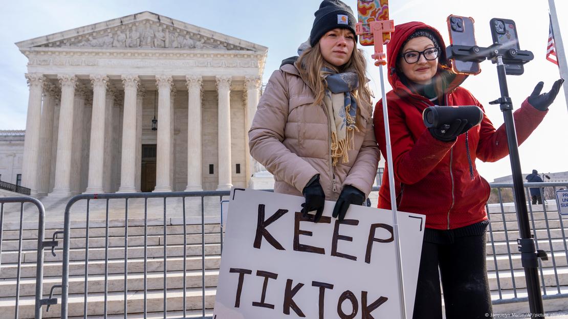 Dos manifestantes piden mantener el acceso a TikTok en EE. UU.