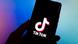 Logo de TikTok sobre pantalla de un celular. Logo de TikTok sobre pantalla de un celular.
