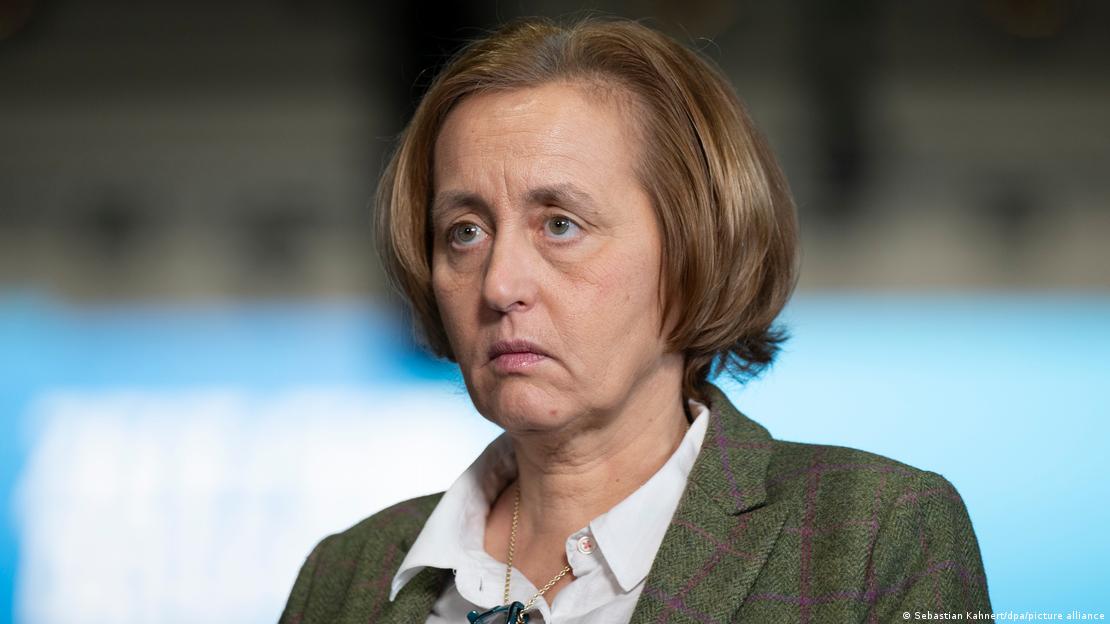 Beatrix von Storch auf einem Portraitfoto am 12. Januar 2025 auf dem AfD-Parteitag in Riesa. Sie trägt eine weiße Bluse und ein Sakko und hat einen ernsten Gesichtsausdruck