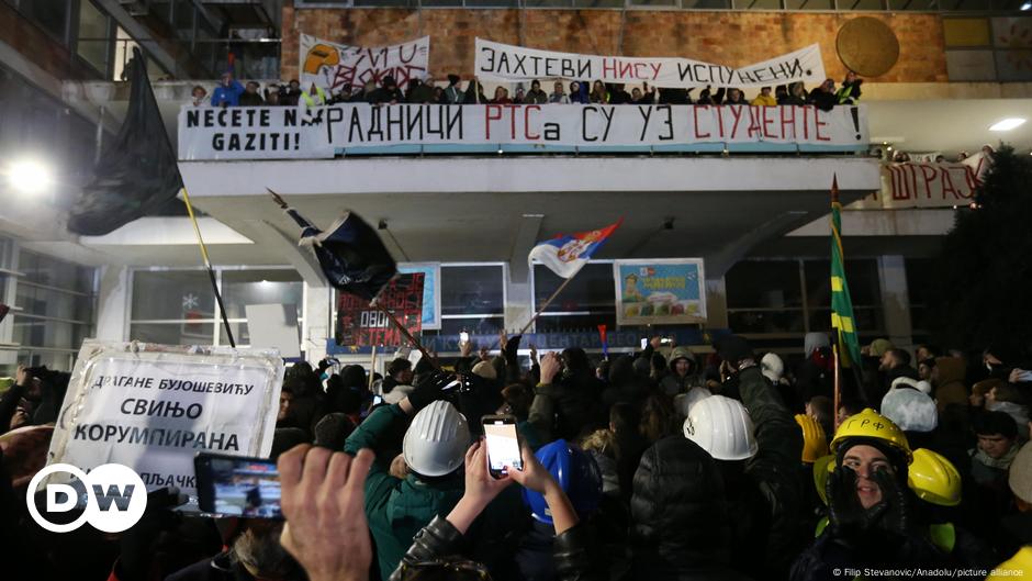 Serbia: Protesters rally against public broadcaster