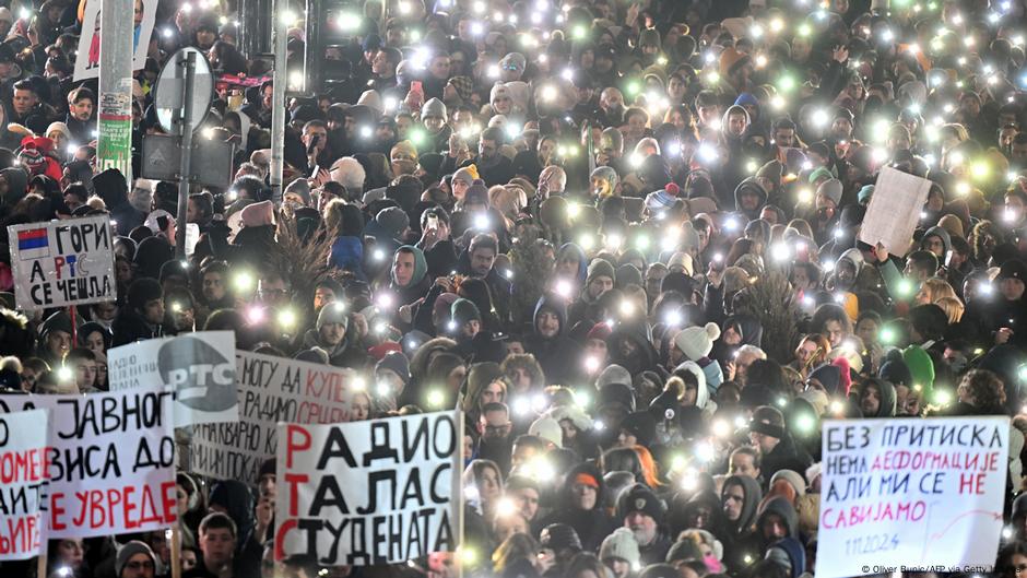 Masovni protesti ispred RTS-a 17. januara 2025.