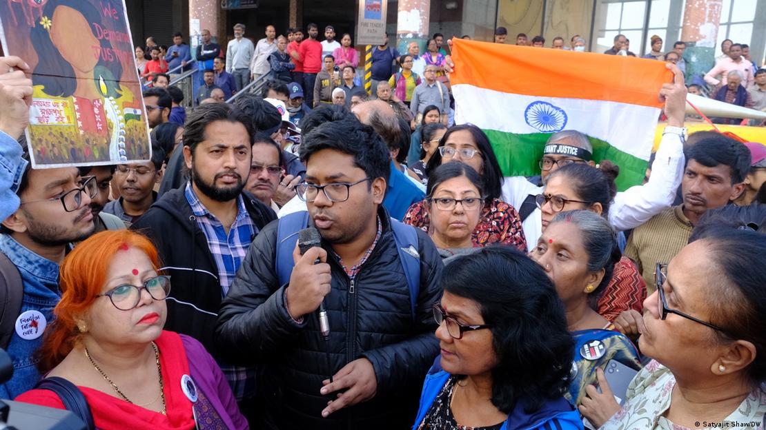 জুনিয়র ডাক্তারদের আন্দোলনের মুখ অনিকেত মাহাতোসহ অন্য বিক্ষোভকারীরা।