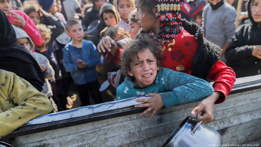 Niños esperan en un reparto de comida en Jan Yunis, Gaza. Niños esperan en un reparto de comida en Jan Yunis, Gaza.