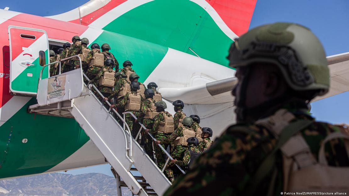 Fuerzas haitianas destinadas a Haití. suben la escalerilla de un avión.