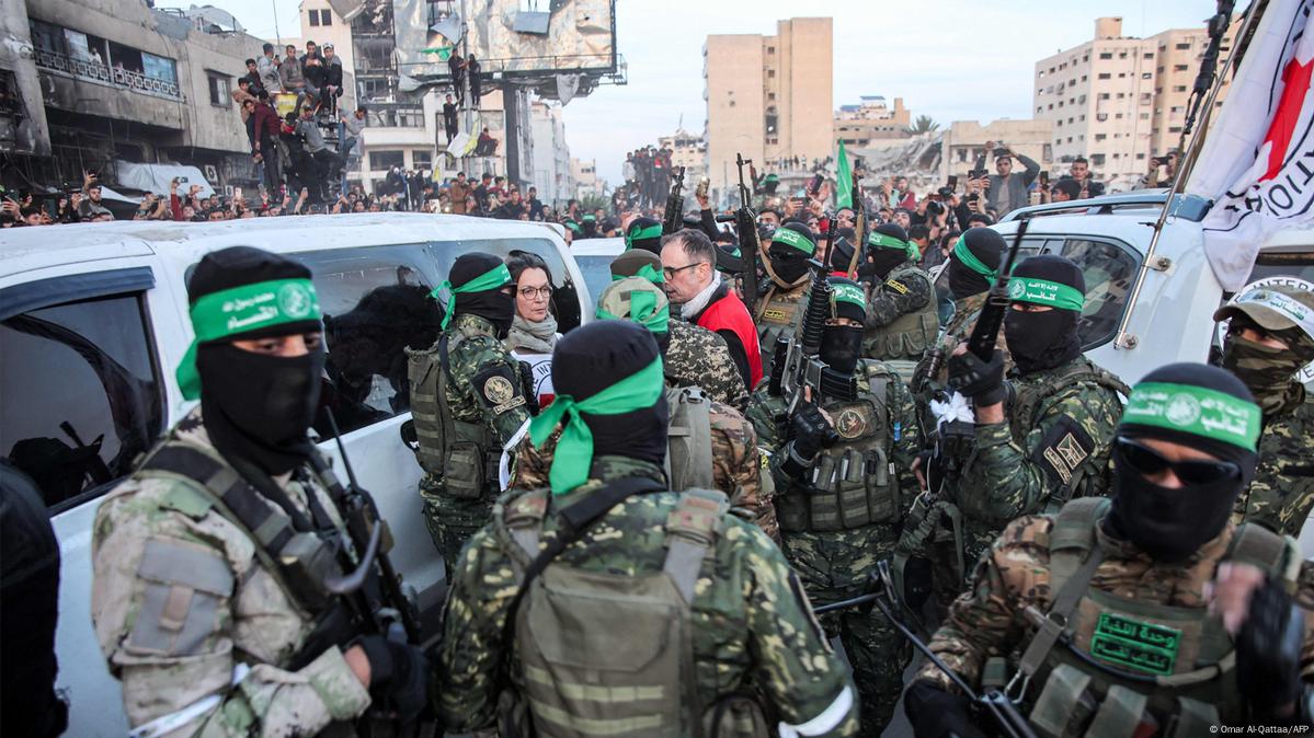 Militantes do Hamas e funcionários da Cruz Vermelha no momento da liberação das reféns israelenses