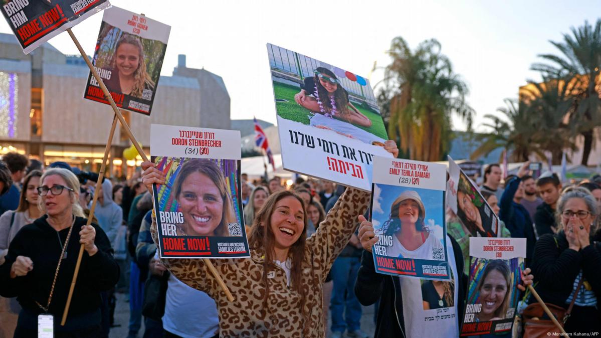 Israelenses seguram cartazes com fotos das reféns e celebram libertação
