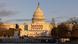 Das Kapitol in Washington D.C. wird von der Sonne beschienen, an der Fassade hängen US-Flaggen Das Kapitol in Washington D.C. wird von der Sonne beschienen, an der Fassade hängen US-Flaggen