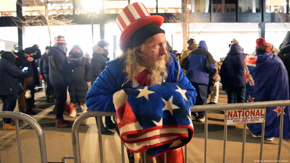 Washington 2025 | Partidario de Trump vestido en los colores de la bandera de EE. UU. Washington 2025 | Partidario de Trump vestido en los colores de la bandera de EE. UU.