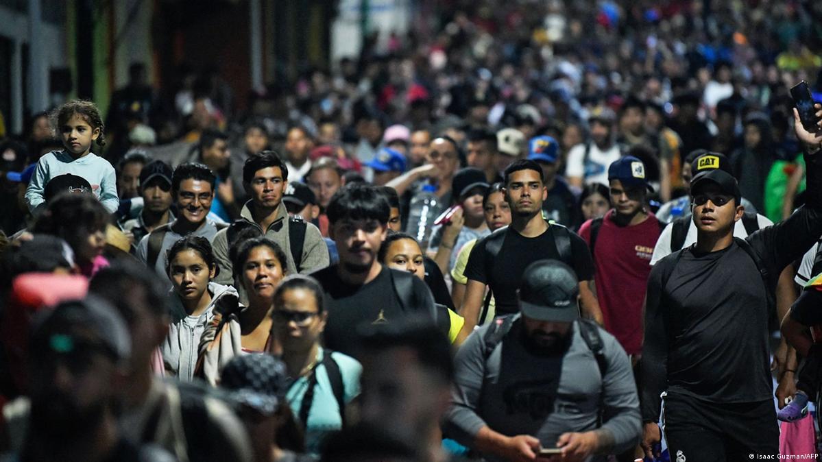 Caravana de migrantes parte de México hacia EE. UU. – DW – 20/01/2025
