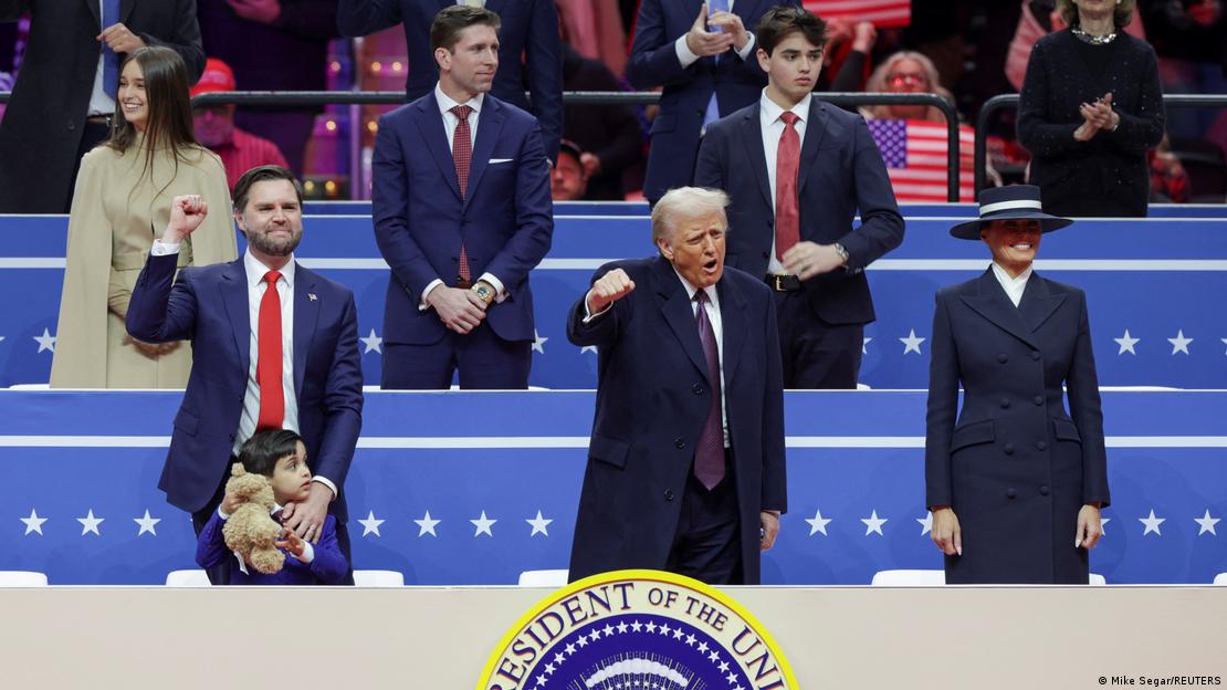 Trump e sua comitiva no gonásio Capitol One, em Washington