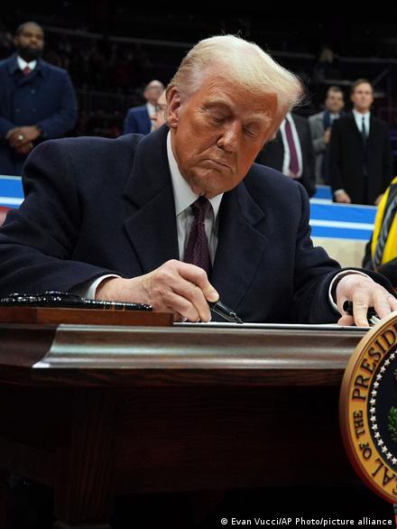 Presiden AS Donald Trump menandatangani perintah eksekutif di Capital One Arena, 20 Januari 2025