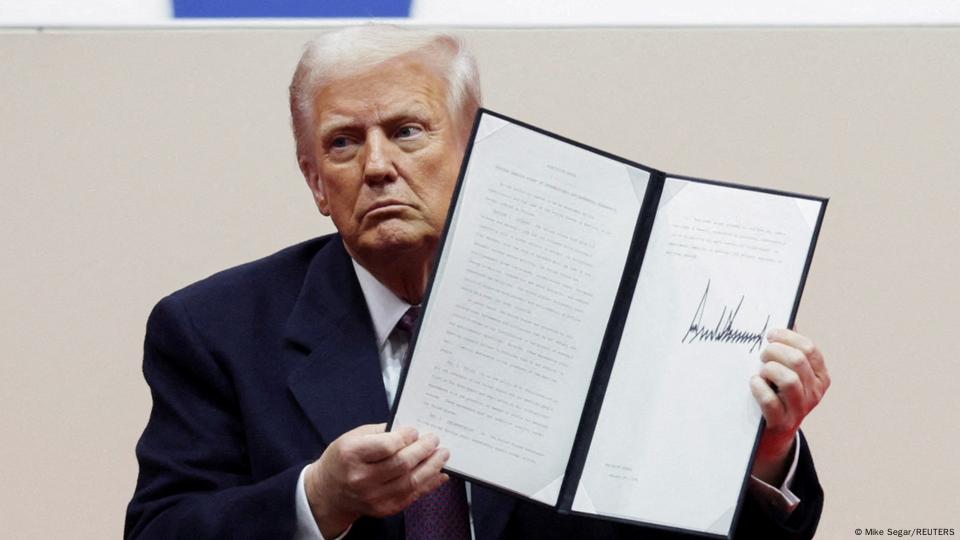 El presidente de Estados Unidos muestra su firma en una de las órdenes ejecutivas emitidas este lunes (20.01.2025). El presidente de Estados Unidos muestra su firma en una de las órdenes ejecutivas emitidas este lunes (20.01.2025).